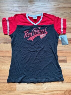Detroit Red Wings V-Neck Tee Size Large NWT